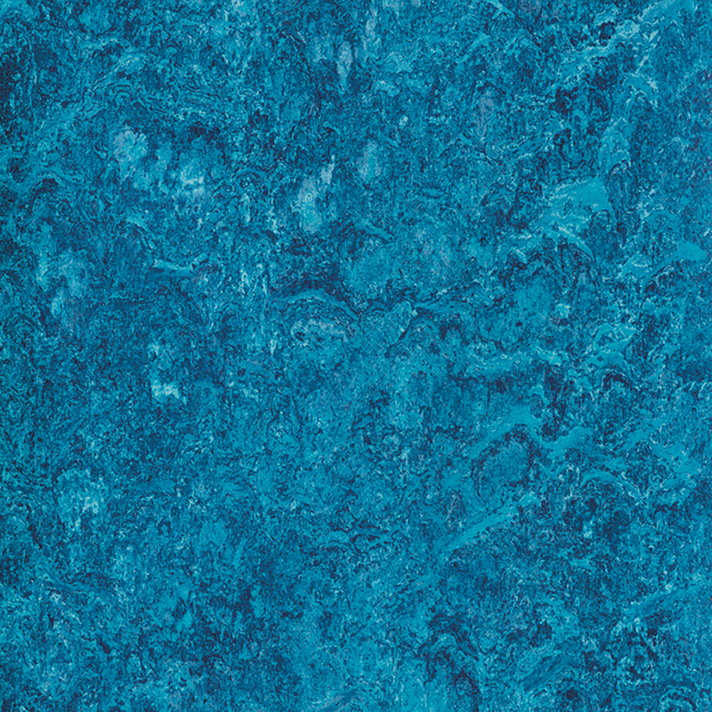 Friotaíocht stain & urláir ilchineálach ar chostas íseal